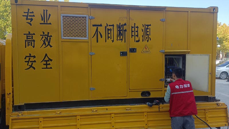 平南柴油发电机组和UPS电源配合使用时，如何避免切换过程中的电力中断？